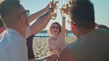 Gençler tungur şişe sahilde