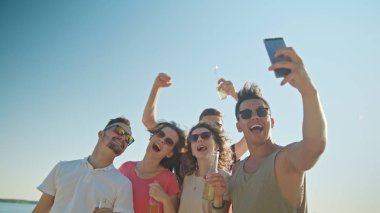 Gençler kumsalda bir Selfie yapma