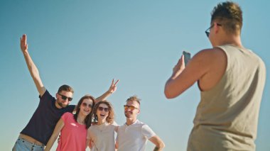 Sahilde bir fotoğraf için poz gençler