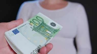 Bir kadın beyaz kazaklı nakit alma