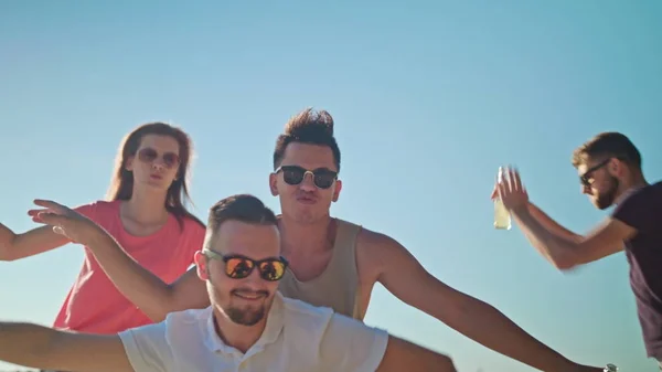 Jóvenes divirtiéndose en la playa —  Fotos de Stock