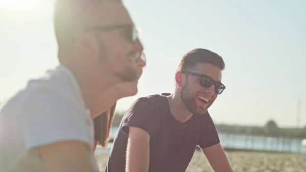 Jóvenes divirtiéndose en la playa — ストック写真