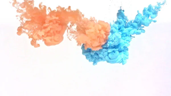 橙色和蓝色墨水在水中 — 图库照片