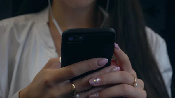 A Young Ladys Hands Utilisation d'un smartphone dans le train . — Photo