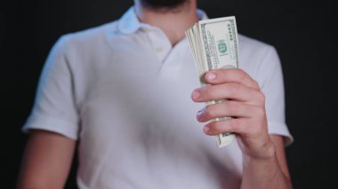 Bir adam beyaz T-Shirt Holding nakit