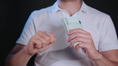 Bir adam beyaz T-Shirt Holding nakit