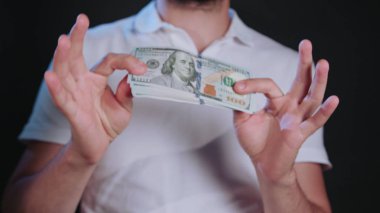 Bir adam beyaz T-Shirt Holding nakit