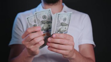 Bir adam beyaz T-Shirt Holding nakit