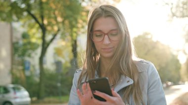 Sokakta bir Smartphone kullanarak bir genç bayan