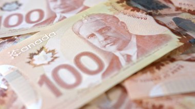 Yüz dolarlık banknotlar bir tabloda yığını