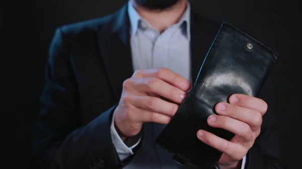 Liikemies ottaa käteistä lompakostaan. — kuvapankkivalokuva