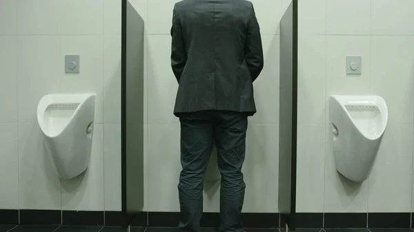 Adam tuvalet pisuara Peeing