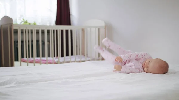 Baby krabbelt auf allen Vieren auf dem Bett — Stockfoto