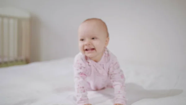 Baby krabbelt auf allen Vieren auf dem Bett — Stockfoto