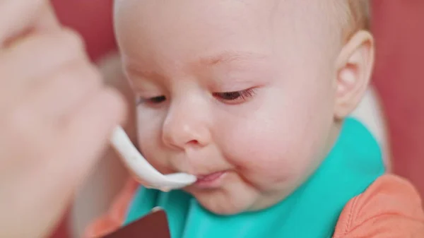 Bir kız bebek püresi evde yemek — Stok fotoğraf
