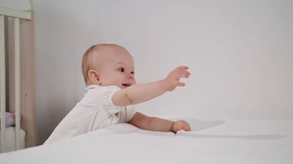 Bayi berdiri di dekat tempat tidur di Rumah — Stok Foto