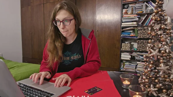 Kobieta z komputera zakupy online — Zdjęcie stockowe