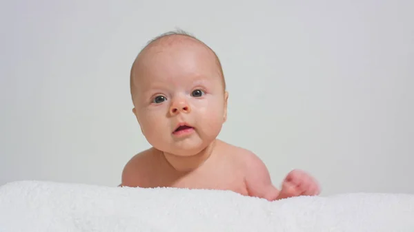 Pequeño bebé sosteniendo su cabeza — Foto de Stock