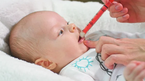 Baby Girl está tomando remédio por uma seringa — Fotografia de Stock