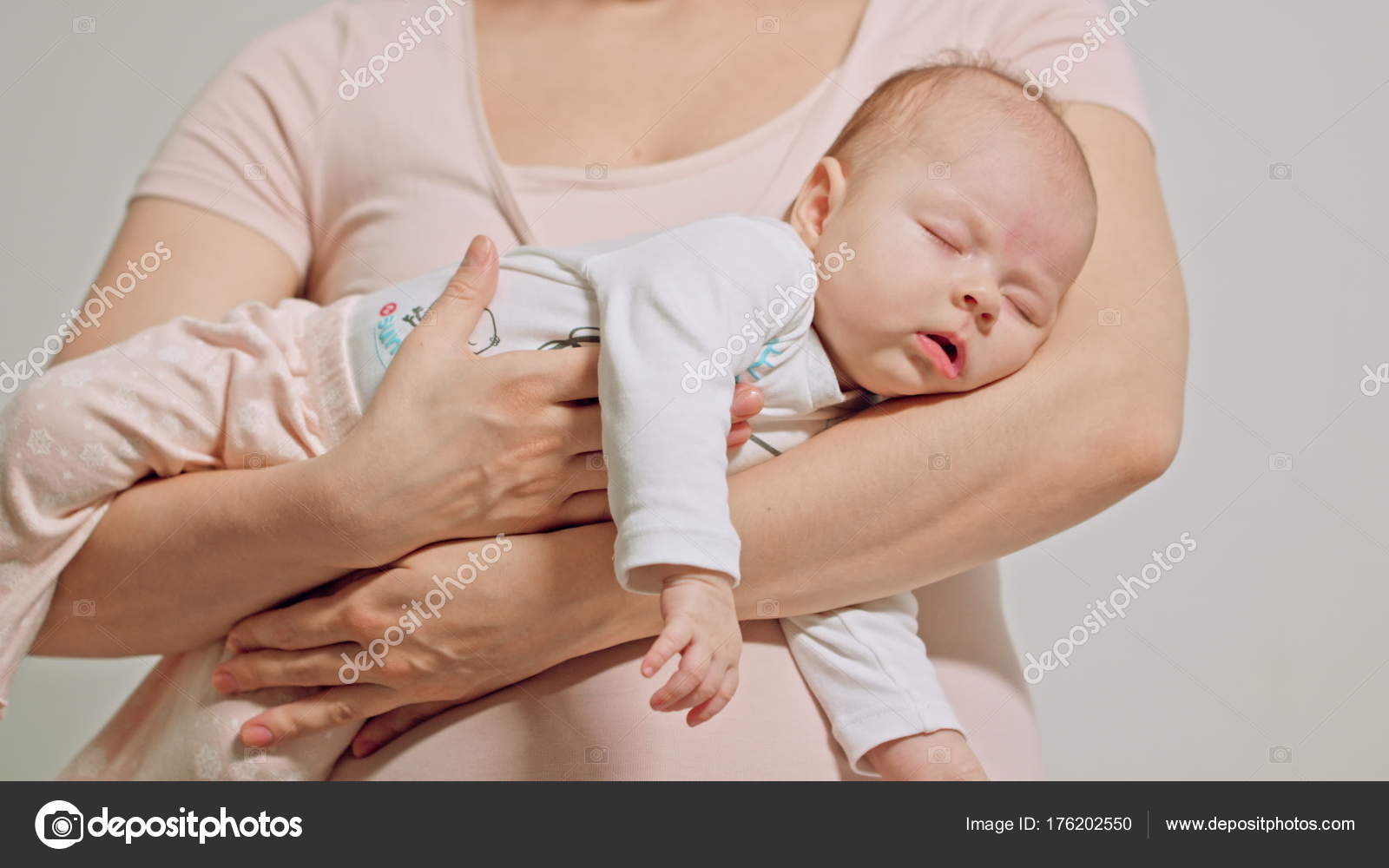 ребенок держит. грудные дети на руках. укачивание на фитболе грудничка. как укачивать ребенка на руках. укачивает ребенка на руках.