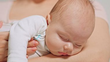 Bebek uykuya anneler kollarında