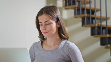 Shoping dizüstü bilgisayar üzerinde