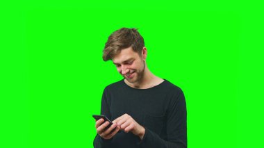 Yeşil ekran adam değmek perde telefon