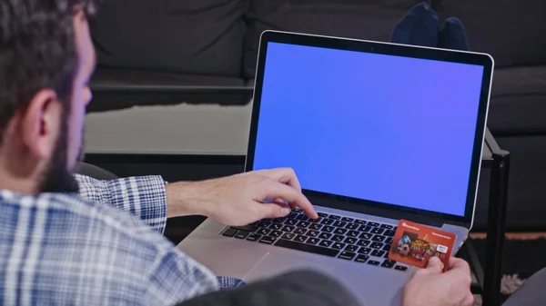 Чоловік працює вдома на портативному комп'ютері — стокове фото