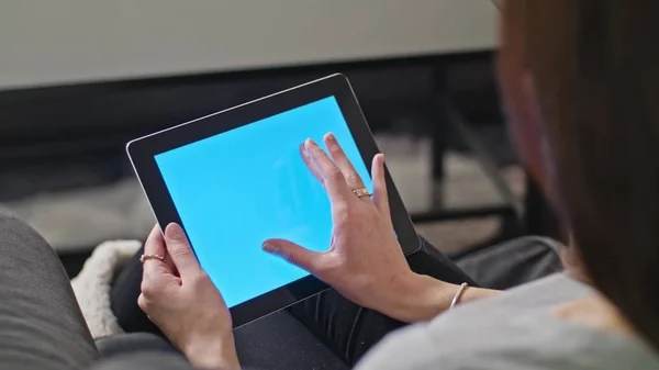 Дівчина, використовуючи цифровий планшетний ПК з синім екраном — стокове фото