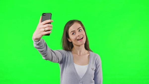 Ung kvinna som tar selfie — Stockfoto