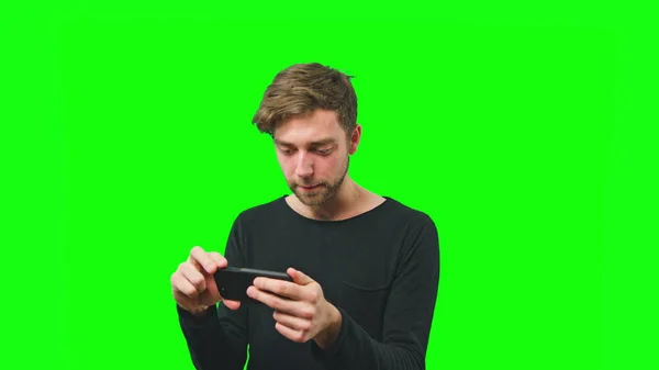 Nuori mies pelaa peliä — kuvapankkivalokuva