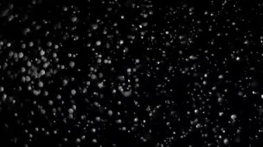 Siyah bir zemin üzerine gerçek yağan kar