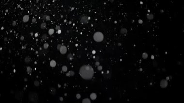 Siyah bir zemin üzerine gerçek yağan kar