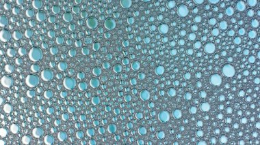 Sabun köpüğü ya da şampuan yıkama.