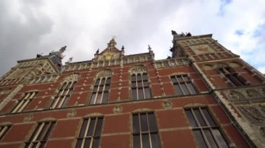 Amsterdam Centraal Station en büyük tren istasyonu olduğunu