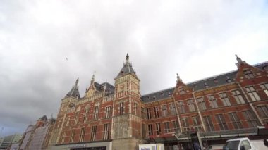 Amsterdam Centraal Station en büyük tren istasyonu olduğunu