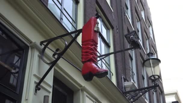 Rode Boot in straat — Stockvideo