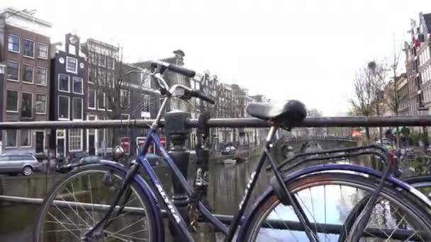 Bicicleta holandesa encadenada a un puente — Vídeo de stock