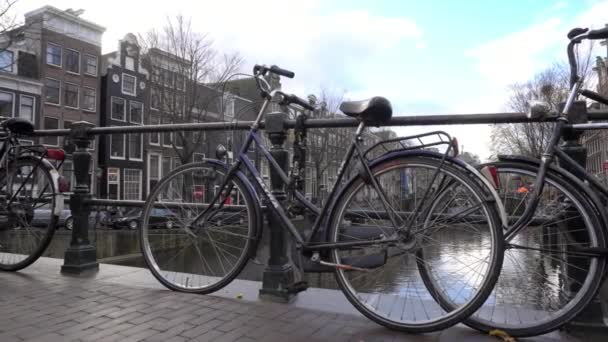 Bici olandese incatenata a un ponte — Video Stock
