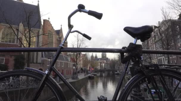 Holländisches Fahrrad an Brücke angekettet — Stockvideo