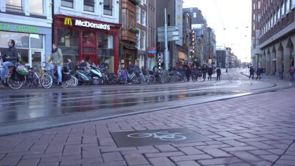 Rode Boot in straat — Stockvideo