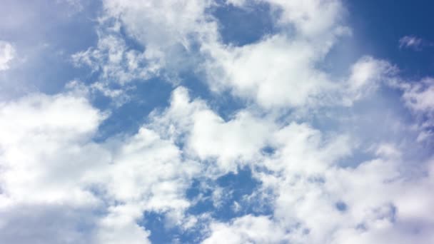 Ciel bleu avec des nuages blancs — Video