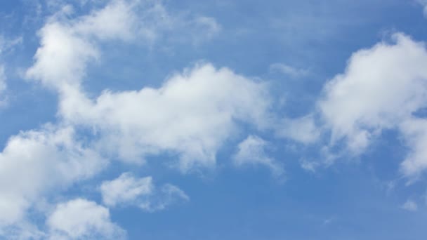 Blauer Himmel mit weißen Wolken — Stockvideo