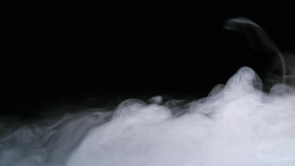 실제로 건조 한 얼음 연기가 구름을 덮고 있다 — 비디오