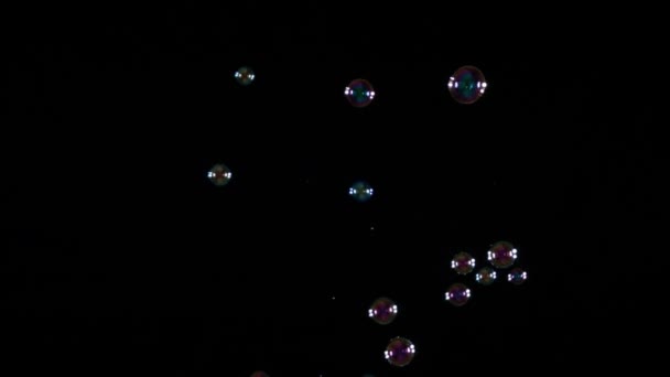 Мыльные пузыри на черном фоне — стоковое видео