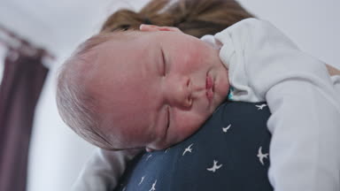 Genç anne bebeğini omzunda Holding