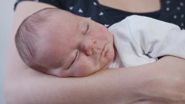 Jovem mãe segurando seu bebê em seus braços — Vídeo de Stock