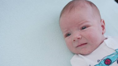 Evde yatakta yatan bebek