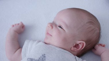 Evde yatakta yatan bebek