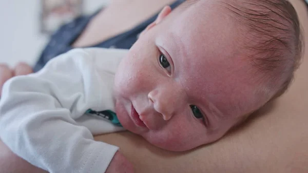 Ung mamma hålla sitt barn i famnen — Stockfoto